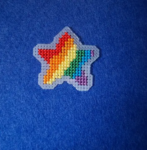 Étoile aux couleurs rainbow (rouge orange jaune vert bleu violet) brodée
