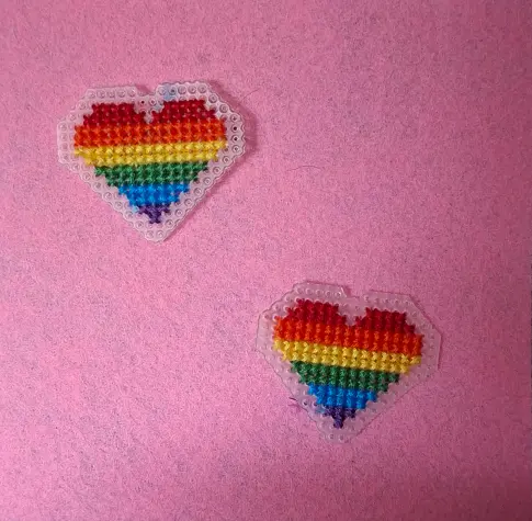 2 cœurs rainbow brodés