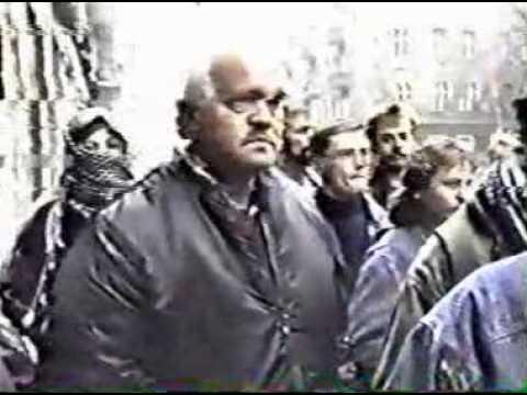 Diskutierende Menschen auf der Straße.