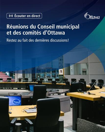 En arrière-plan, une salle du conseil municipal de la ville d'Ottawa vide. En surimpression, un cercle de texte bleu avec Listen Live dans le coin supérieur droit.
En texte blanc : « Réunions du Conseil municipal et des comités d’Ottawa »