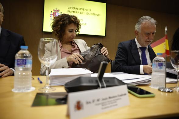 La vicepresidenta limita al 0,1% el derecho a déficit autonómico para los próximos años