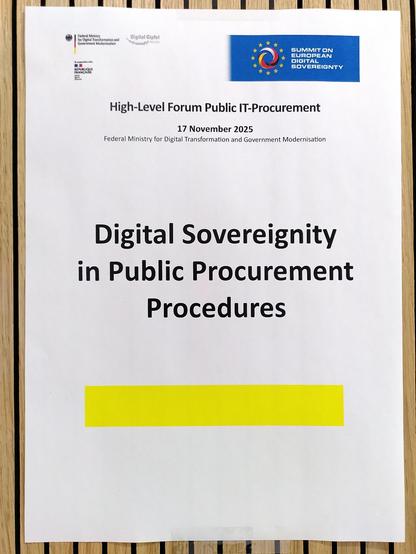 Auf einem an die Wand gehefteten Schild steht „High-Level Forum Public IT-Procurement. 17 November 2025. Federal Ministry for Digital Transformation and Government Modernisation. Summit on European Digital Sovereignty. Digital Sovereignity in Public Procurement Procedures.“