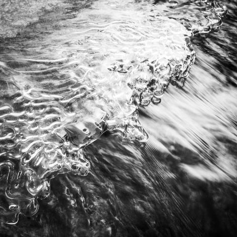 De la glace et de l'eau. Des textures douces et contrastée.