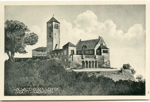 Schwarzweiß-Abbildung der Wachenburg auf einer Postkarte aus der Zeit nach ihrer Fertigstellung 1928. Zu sehen ist die seitliche Ansicht der Burg auf dem Berggipfel neben einem Baum.
