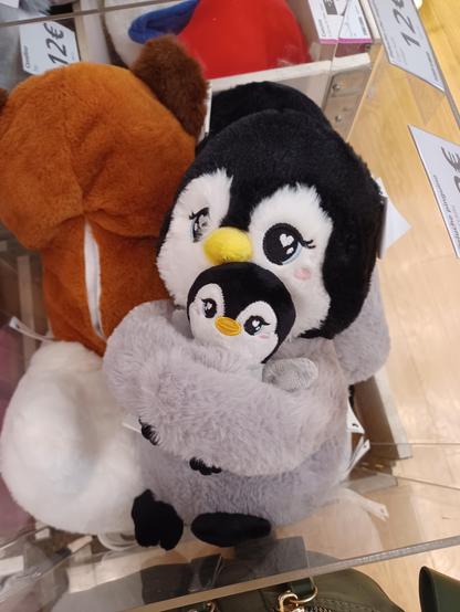 Peluche di pulcino di pinguino imperatore (ma col becco giallo) che abbraccia un pulcino più piccolo, come se fossero genitore e figlio (ma entrambi hanno l'aspetto di pulcini)

Plushie of an Emperor penguin chick (but with a yellow bill) hugging a smaller penguin chick, as if they were parent and baby (but they both look like chicks)