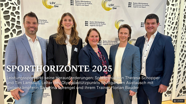 Gruppenfoto mit Florian Bauder, Sandrina Sprengel, Theresa Schopper, Moderator Kai Gemeinder und Tim Lamsfuß.
Aufschrift: SPORTHORIZONTE 2025. Leistungssport und seine Herausforderungen: Sportministerin Theresa Schopper und Tim Lamsfuß, Leiter des Olympiastützpunkts Stuttgart, im Austausch mit Siebenkämpferin Sandrina Sprengel und ihrem Trainer Florian Bauder