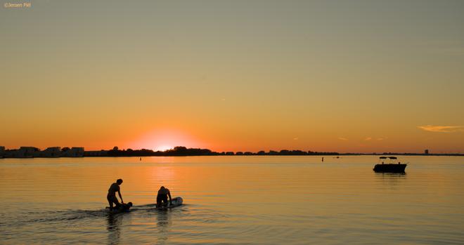 Zonsondergang aan een strandje in Blaricum

Sunset at a little beach in Blaricum