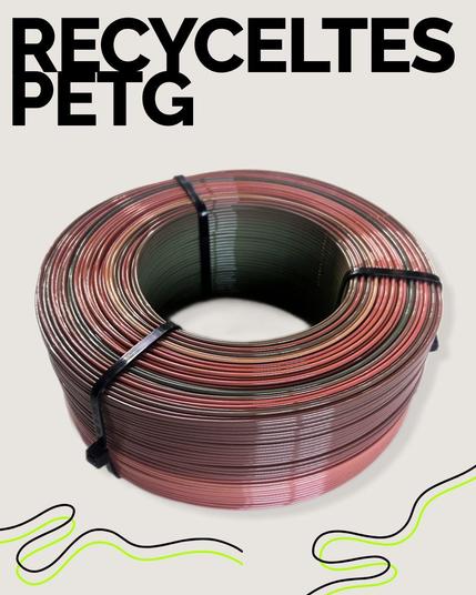 A refill spool of rPETG in the center of a white page with colour changing in the violet range. On top the title a title in black "Recyceltes PETG".