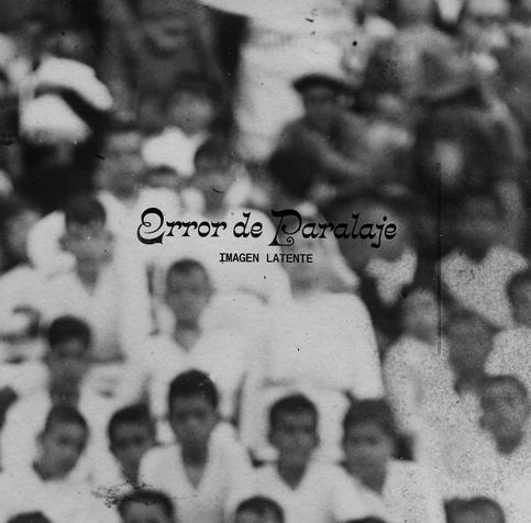 LP de vinilo autoproducido por ERROR DE PARALAJE @errordeparalaje.punk, en el cual participamos una serie de sellos independientes, cuyo denominador común es apoyar a proyectos totalmente alternativos con respecto a canales comerciales o mainstream. Primando siempre la calidad y presentación de los lanzamientos y valores o actitudes de Apoyo Mutuo, filosofía 'Hazlo Tú Mismo' o 'Do It Yourself'. Error de Paralaje es un bandaza andaluza y power trío de new wave, after punk de alto octanaje, con personalísima voz solista femenina, a la vez que golpea cual preciso metrónomo los tambores de guerra, de este punk tan personal, que apostilla su sello con letras que exploran momentos introspectivos y nihilistas, tan intrínsecos y necesarios en el crisol multicultural y polifacético del rock más desgarrado y profundo, cuyo mensaje vitalista siguen más presente que nunca.

By Obstinato / Collector's Series DIY / La Factoría del Ritmo

https://collectorseriesdiy.bandcamp.com/album/cs-064-imagen-latente

Grabado por Antonio Monsalve en Deshollinador Hot Studio. Granada, 2024

Mezclado y masterizado por Möno Disnoize. Impacto Sónico. Granada, 2024

Jose – Guitarra y voz
Kalim – Bajo
Violeta – Batería y voz

*Coros en Qué será, será por Antonio Deshollinador

Todas las canciones originales por Error de Paralaje

Artwork por Andrés Simarro

Tirada de 500 vinilos fabricada en Krakatoa Records. Castellón de la Plana, 2025

Co-edición a cargo de:
Andalucía Über Alles @andaluciauberalles (ES)
Br