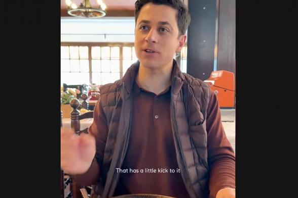 El actor David Henrie probando la paella en España. (TikTok: @seekingbeayty.ewtn.)