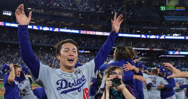Yoshinobu Yamamoto introduces his rescue dog to Dodgers fans