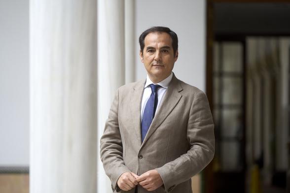 Acaba de cerrar un acuerdo histórico con los sindicatos. "Los salarios de los empleados públicos andaluces se actualizarán al máximo que autorice el Gobierno de España", anuncia