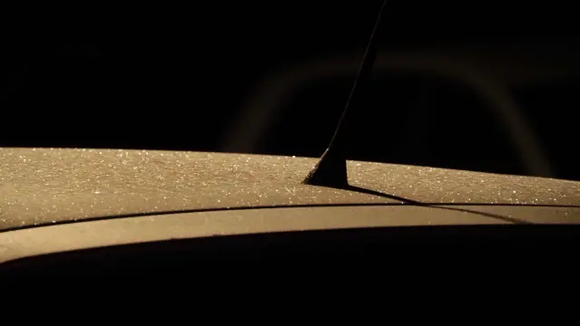 Befrorenes silbernes Autodach