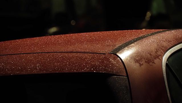 Befrorenes rotes Autodach