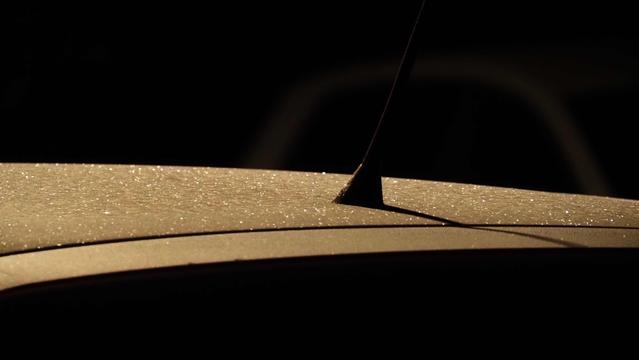 Befrorenes silbernes Autodach