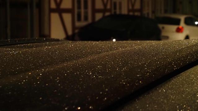 Befrorenes schwarzes Autodach