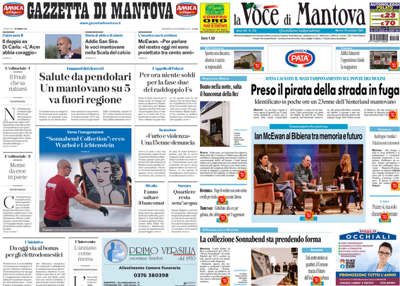 Due prime pagine di giornali, probabilmente mostrate su uno schermo di tablet o computer al buio. A sinistra si vede la testata "Gazzetta di Mantova", mentre a destra "la Voce di Mantova". Sotto i titoli principali, si distinguono vari articoli riguardanti temi di attualità, salute, cronaca e cultura della città di Mantova. Si notano fotografie a corredo degli articoli e titoli in stampatello.