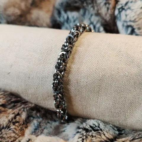Bracelet en maille byzantine, réalisé en utilisant des anneaux en fil carré qui lui donnent une apparence plus brute que les anneaux classiques.