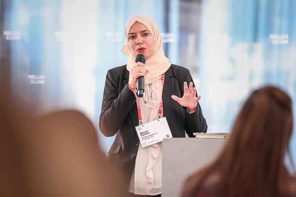 Gastwissenschaftlerin Mouna Sellami im Porträt bei einem Vortrag. Foto: Falling Walls Summit
