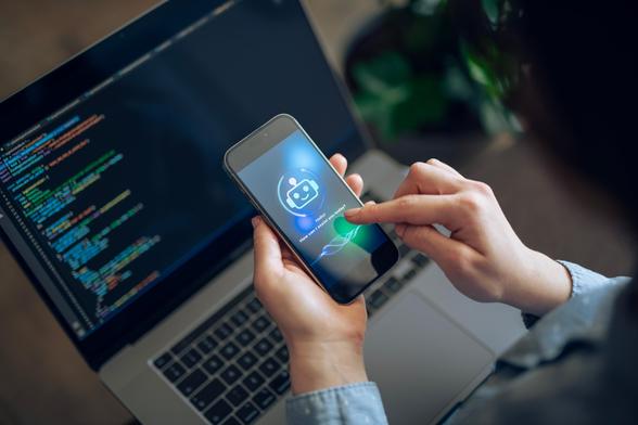 Una persona utiliza un asistente virtual con inteligencia artificial.