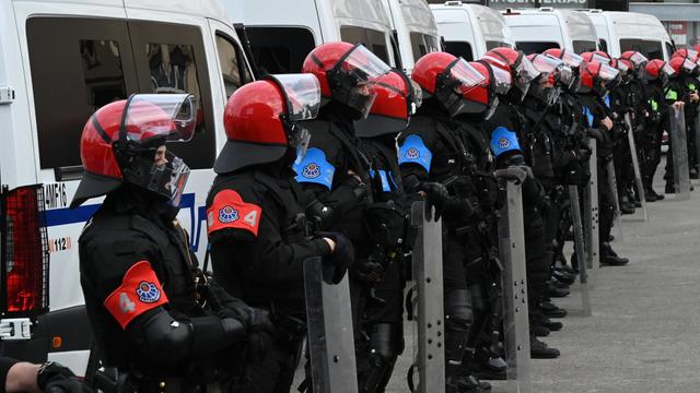 Agentes de la Ertzaintza, en un operativo en Bilbao en abril.