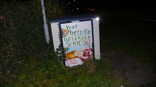 een koe die ligt relax met glas in diens poot en kijkt naar een koffer vol goude munten op een strand, heeft lroon op en roze vestje aan. Een citroen schijfje aan diens glas. Een gele bad eendje. een opvliegende pelicaan achtige
deze recale is verder bewerkt/ afgescheurd en teskt als caption bijgeschreven.
Kastje in begroeiing by regenachtige night, lichten van een auto van achhterkant. een wegwijzer paal links achter het kastje