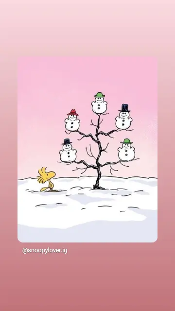 Woodstock im Schnee bestaunt einen kahlen Baum auf dessen Astspitzen fünf  kleine Schneemänner sitzen.