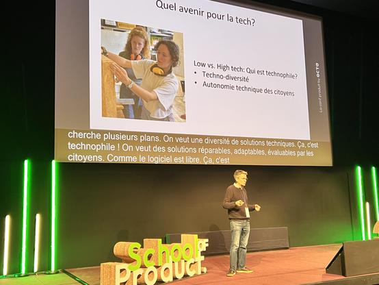 Olivier Halant sur scène avec ses slides