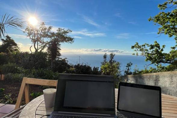 Laptop auf einer Terrasse mit Meerblick