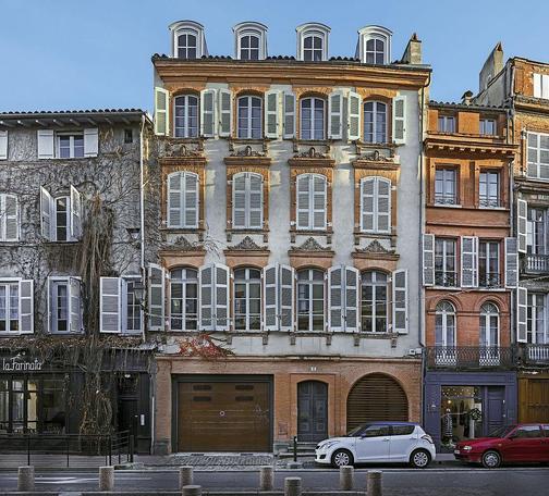 Immeuble à #Toulouse (#HauteGaronne) La façade présente trois étages de hauteur décroissante. Les fenêtres de deux premiers étages sont en légère saillie. Les linteaux cintrés sont couronnés d'une corniche port...
Suite 👉 https://monumentum.fr/monument-historique/pa00094593/toulouse-immeuble
#Patrimoine #MonumentHistorique
Photo CC-BY-SA 4.0 : Didier Descouens