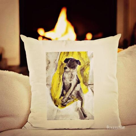 Traduction : «Je crois que j’ai découvert le secret de la vie : il faut attendre jusqu’à s’y habituer». Un coussin beige sur un canapé douillet au coin du feu. Sur le coussin est imprimé le dessin d'un chien noir et blanc, assoupi mais assis, appuyé sur un rideau jaune. @itkacreations