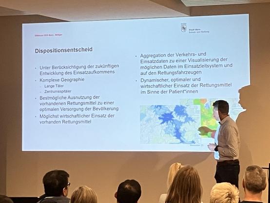 A slide with two maps showing the geography and isochromes of the Canton of Bern. Transcript:

Dispositionsentscheid

• Unter Berücksichtigung der zukünftigen
Entwicklung des Einsatzaufkommens
• Komplexe Geographie
- Lange Täler
- Zentrumsspitaler
• Bestmögliche Ausnutzung der
vorhandenen Rettungsmittel zu einer
optimalen Versorgung der Bevölkerung
• Möglichst wirtschaftlicher Einsatz der
vorhanden Rettungsmittel
• Aggregation der Verkehrs- und
Einsatzdaten zu einer Visualisierung der
möglichen Daten im Einsatzleitsystem und
auf den Rettungsfahrzeugen
Dynamischer, optimaler und
wirtschaftlicher Einsatz der Rettungsmittel
im Sinne der Patient*innen