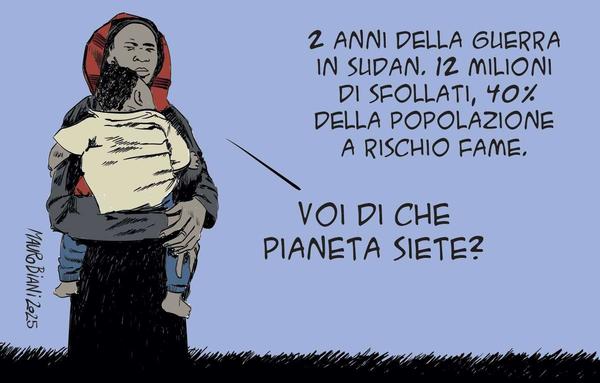ALT: Un'illustrazione a fumetti mostra una persona dalla pelle scura, con un copricapo rosso e vestiti scuri, che tiene in braccio un bambino piccolo. La persona ha un'espressione seria o stanca. A destra, un testo in italiano recita: "2 ANNI DELLA GUERRA IN SUDAN. 12 MILIONI DI SFOLLATI, 40% DELLA POPOLAZIONE A RISCHIO FAME." Una freccia punta da questo testo a un'altra frase sottostante: "VOI DI CHE PIANETA SIETE?" In basso a sinistra è presente la firma "MAURO BIANI 2025". L'immagine evidenzia la crisi umanitaria in Sudan e pone una domanda retorica sulla consapevolezza.