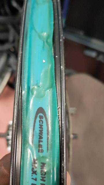 Fond de jante bleu-vert dans une roue de vélo. Il y a des vagues anormales sur le fond de jante