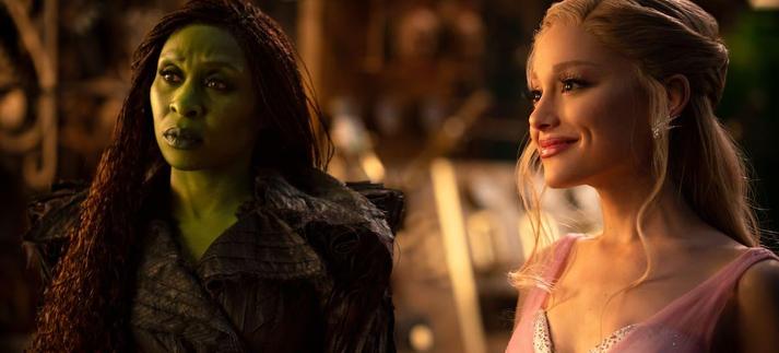 Ariana Grande como Glinda y Cynthia Erivo como Elphaba en 'WICKED Parte II'.  / Universal Pictures / Giles Keyte/Universal Pictures
