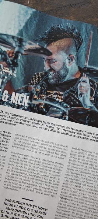 Anschnitt des Of Mice and Men Artikels im aktuellen Fuze Magazin. Abgebildet ist Text und ein Drummer mit Bart und Irokesen Haarschnitt, angestrengt schauend hinter einem Schlagzeug.