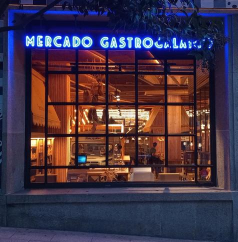 A restaurant is seen through a large window at night, illuminated by warm interior lighting and a blue neon sign.
#laureanoaraujo #santiagodecompostela #galiza
Santiago de Compostela, 18 de novembro de 2025