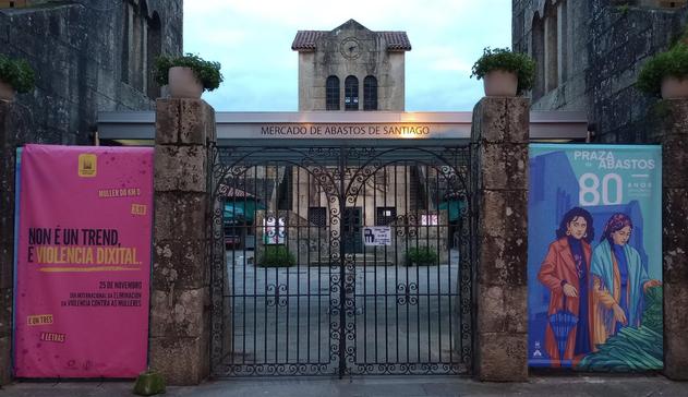 Entrance to Mercado de Abastos de Santiago featuring iron gates. A large pink poster against digital violence is on the left, and an 80th anniversary mural is on the right.
#laureanoaraujo #santiagodecompostela #galiza
Santiago de Compostela, 18 de novembro de 2025