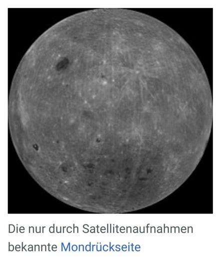 Ein Foto der Rückseite des Mondes, das in grauen und weißen Tönen gehalten ist. Die Oberfläche zeigt zahlreiche Krater und unregelmäßige Strukturen. Der Mond nimmt einen großen Teil des Bildes ein, während der Hintergrund schwarz ist.