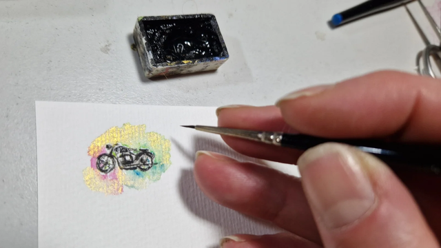 work in progress male schwarzer filigran gemalter Motorradsilhouette auf mehrfarbigem Grund