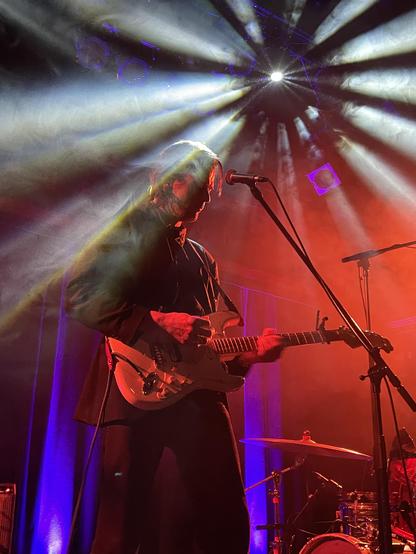 Gitarrist auf der Bühne, von unten gegen die Scheinwerfer fotografiert.

Er war das Vorprogramm heute. Wie er heißt, muss ich erst noch rausfinden 😂