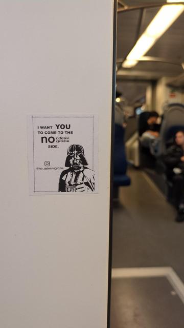 Adesivo in bianco e nero raffigurante Darth Vader (mezzobusto) di Star Wars. La scritta recita: "I want you to come to the no adesivi grazie side.
@no_adesivigrazie"