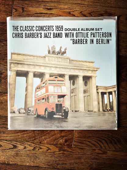 Porte de Brandebourg de Berlin avec un bus londonien devant