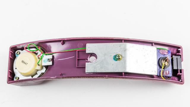 Geöffneter Hörer. Links der Lautsprecher, rechs das Mikrofon