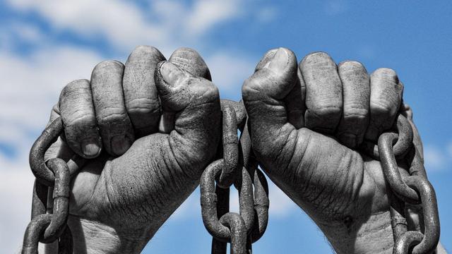 Manos sujentando una cadena