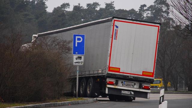 Ein Lkw parkt auf einer Autobahnraststätte auf dem Bordstein. (Foto: IMAGO, IMAGO / Manfred Segerer)
