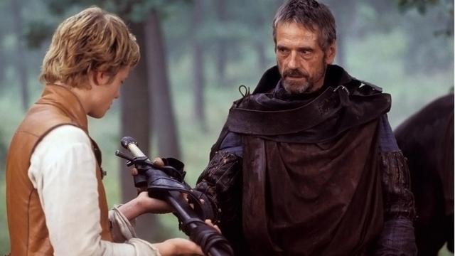 <img alt="Eragon: Christopher Paolini conferma che la serie Disney+ è ancora in sviluppo e approva Hugh Laurie come possibile Brom" class="webfeedsFeaturedVisual wp-post-image" height="900" src="https://i0.wp.com/static0.srcdn.com/wordpress/wp-content/uploads/2025/11/mcderag_fe004-cropped.jpg?w=1600&amp;h=900&amp;fit=crop&amp;w=1600&amp;resize=1600,900&amp;ssl=1" style="display: block; margin-bottom: 5px; clear: both;" title="Eragon: Christopher Paolini conferma che la serie Disney+ è ancora in sviluppo e approva Hugh Laurie come possibile Brom" width="1600" /><div class="starw-prima-del-contenuto_4" id="starw-185400595"><div id="addendoContainer_Interstitial"></div></div><p>Dopo mesi di silenzio, emergono nuovi dettagli sul futuro della serie televisiva <em>Eragon</em> prodotta da <strong>Disney+</strong>, tratta dal celebre romanzo fantasy di <strong>Christopher Paolini</strong>. Nonostante l’annuncio ufficiale risalga al 2022, le informazioni sul progetto sono rimaste rare e frammentarie, alimentando attesa e curiosità tra i fan.</p><div class="starw-contenuto_6" id="starw-3292710670" style="margin-top: 2px; margin-bottom: 2px;"><!-- BOX 300x250 Articolo 1 -->
<div id="addendoContainer_9001" style="width: 300px; height: 250px;">
</div></div>
<p>Il libro originale, pubblicato nel 2002, è diventato in breve tempo un fenomeno editoriale internazionale, ma il tentativo di adattarlo al cinema nel 2006 si rivelò un fallimento. Il film diretto da Stefen Fangmeier, con Ed Speleers