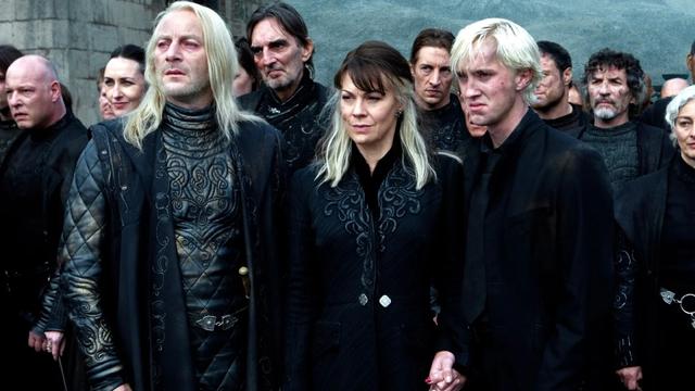 <img alt="Tom Felton e Jason Isaacs si ritrovano a Broadway per Harry Potter e il Bambino Maledetto" class="webfeedsFeaturedVisual wp-post-image" height="900" src="https://i0.wp.com/static0.srcdn.com/wordpress/wp-content/uploads/2025/11/tom-felton-and-jason-isaacs-in-harry-potter-and-the-deathly-hallows-part-2.jpg?w=1600&amp;h=900&amp;fit=crop&amp;w=1600&amp;resize=1600,900&amp;ssl=1" style="display: block; margin-bottom: 5px; clear: both;" title="Tom Felton e Jason Isaacs si ritrovano a Broadway per Harry Potter e il Bambino Maledetto" width="1600" /><div class="starw-prima-del-contenuto_4" id="starw-804398683"><div id="addendoContainer_Interstitial"></div></div><p>A quattordici anni dall’uscita dell’ultimo film della saga cinematografica di <em>Harry Potter</em>, <strong>Tom Felton</strong> e <strong>Jason Isaacs</strong> si sono ritrovati a New York, in occasione della rappresentazione teatrale di <em>Harry Potter e il Bambino Maledetto</em>. I due attori, noti rispettivamente per i ruoli di <strong>Draco Malfoy</strong> e <strong>Lucius Malfoy</strong>, hanno condiviso un momento di amicizia e nostalgia alla vigilia di una nuova fase artistica, che riporta in scena i personaggi della celebre saga in una storia ambientata diciannove anni dopo gli eventi de <em>I Doni della Morte</em>.</p><div class="starw-contenuto_6" id="starw-2978756054" style="margin-top: 2px; margin-bottom: 2px;"><!-- BOX 300x250 Articolo 1 -->
<div id="addendoContainer_9001" style="width: 300px; heigh