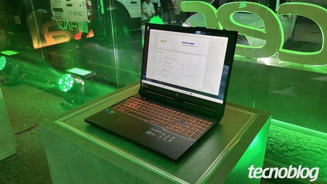 <figure class="wp-block-image size-large wp-lightbox-container"><img alt="Notebook Acer Nitro, com teclado retroiluminado laranja" class="wp-image-866272" height="596" src="https://files.tecnoblog.net/wp-content/uploads/2025/11/img_4933-1060x596.jpg" width="1060" /><button class="lightbox-trigger" type="button">
			<svg fill="none" height="12" viewBox="0 0 12 12" width="12" xmlns="http://www.w3.org/2000/svg">
				<path d="M2 0a2 2 0 0 0-2 2v2h1.5V2a.5.5 0 0 1 .5-.5h2V0H2Zm2 10.5H2a.5.5 0 0 1-.5-.5V8H0v2a2 2 0 0 0 2 2h2v-1.5ZM8 12v-1.5h2a.5.5 0 0 0 .5-.5V8H12v2a2 2 0 0 1-2 2H8Zm2-12a2 2 0 0 1 2 2v2h-1.5V2a.5.5 0 0 0-.5-.5H8V0h2Z" fill="#fff">
			</svg>
		</button><figcaption class="wp-element-caption">Nitro V 16 promete alto desempenho (foto: Giovanni Santa Rosa/Tecnoblog)</figcaption></figure>


<details class="tb-resumo tb-callout padrao">
    Resumo
    <div class="tb-resumo-topicos tb-callout-texto"><ul>
<li>A Acer anunciou novos notebooks das linhas Aspire, Swift, Nitro e Predator, com preços de R$ 5.000 a R$ 25.000, disponíveis na Acer Store em datas variadas até 2026.</li>
<li>Modelos Aspire e Swift incluem CPUs Intel Core Ultra e GPUs Intel, enquanto modelos Nitro e Predator utilizam GPUs NVIDIA GeForce RTX.</li>
<li>Os notebooks apresentam características como telas OLED e Mini LED, sistemas de refrigeração avançados, teclados retroiluminados RGB, e armazenamento SSD de até 1 TB.</li>
</ul>
</div>
</details>


<p>A Acer anunciou nesta terça-feira (18/11) a chegada de 