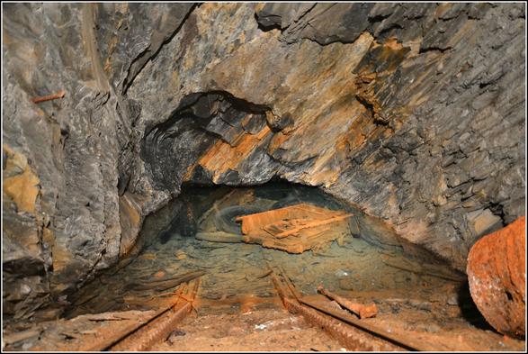 Une salle noyée où l'on aperçoit un wagon sous l'eau.